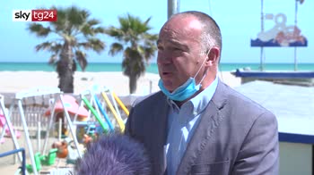 1587199068810_virus-bagnini-rimini-no-idee-spiaggia-stravaganti_videostill_medium_1.jpg