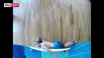 Simula di fare surf dentro casa