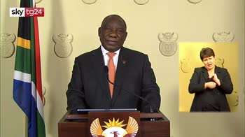 Sudafrica: presidente a disagio con mascherina, ironia sul web