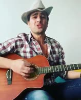 VIDEO. Ventola canta e 'suona' per la sua Bari su Instagram