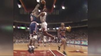 NBA, Scottie Pippen schiaccia sopra Ewing