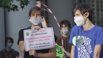 Milano, protesta in bici Fridays for future