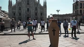 Milano, la protesta tassisti davanti al Duomo