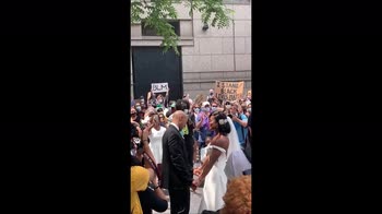 Morte Floyd, matrimonio durante le proteste a Filadelfia