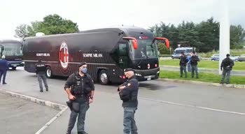 Juve-Milan, i due pullman rossoneri entrano allo Stadium
