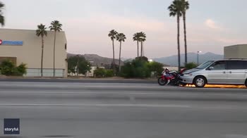 Minivan viaggia con motocicletta incastrata nel paraurti