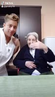 Coronavirus Sicilia, infermiera Rsa balla con anziani