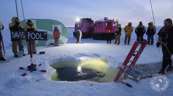 Antartide: si celebra il solstizio con un tuffo ghiacciato