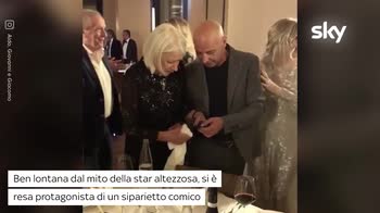 VIDEO Helen Mirren smacchia la giacca di Aldo Baglio