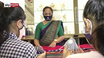 India, in vendita mascherine tempestate di diamanti