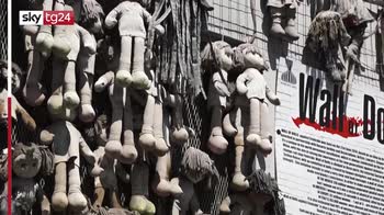 Milano, bruciato il Muro delle bambole