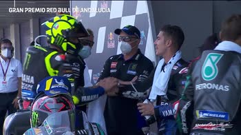 Rossi torna sul podio: gli abbracci con la squadra...