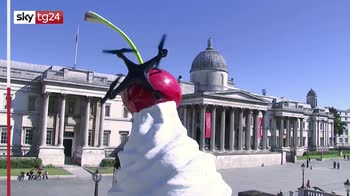 Inaugurata curiosa scultura a Trafalgar Square