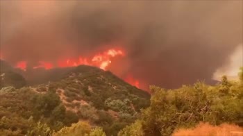 Vigili del Fuoco tentano di contenere incendi in California