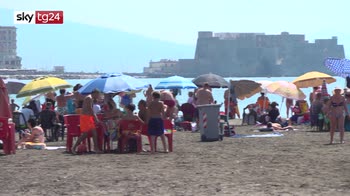 Napoli, disoccupati volontari anticovid sulle spiagge