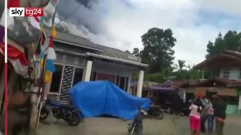 Euzione del vulcano Sinabung in Indonesia: VIDEO