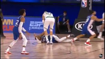 NBA, caduta paurosa per Tobias Harris, esce sulle sue gambe