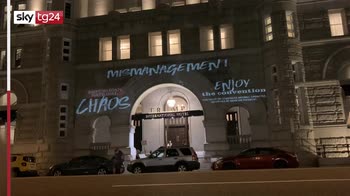 Washington, la protesta contro Trmp: messaggi proeittati sul suo hotel