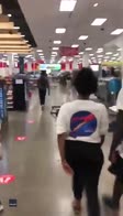 Proteste Minneapolis, manifestanti assaltano supermarket