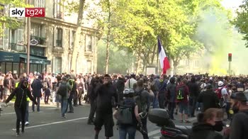 Parigi, Gilet gialli, il movimento torna in piazza con nuove proteste, centinaia i fermati
