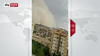 In Turchia tempesta di sabbia oscura cielo della capitale