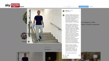 Navalny pubblica foto in cui scende scale