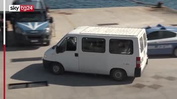 Lampedusa, l'imbarco dei migranti sulla nave Adriatico