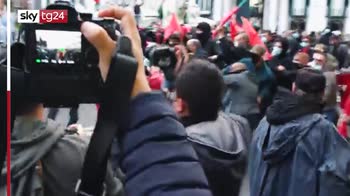 Napoli, scontri con la polizia al corteo Cobas