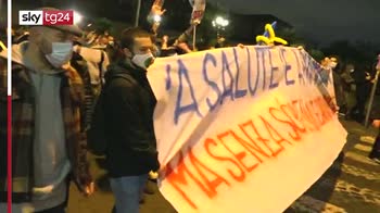 Chiusure, proteste a Napoli: manifestanti verso la Regione