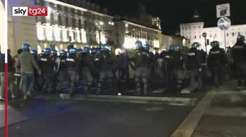 Torino, scontri e saccheggi in pieno centro