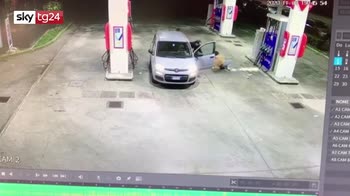 Milano, violenta rapina a un distributore di benzina. VIDEO