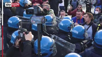 Covid, proteste a Roma: forze dell'ordine liberano l'area
