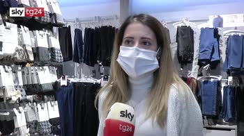 Emergenza virus, strade affollate nelle vie dello shopping a Milano