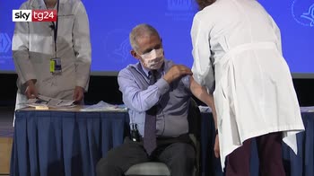 L'epidemiologo della Casa Bianca Fauci si fa vaccinare in diretta tv