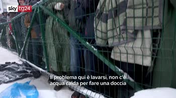 Crisi migranti, più di mille persone bloccate sotto la neve in Bosnia