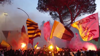 Roma, i tifosi incoraggiano la squadra a Trigoria