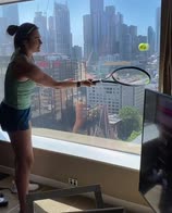 Australian Open, Sabalenka palleggia contro la finestra