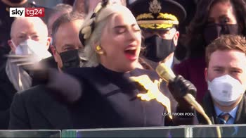 Biden Presidente, Lady Gaga canta l'inno alla cerimonia d'insediamento