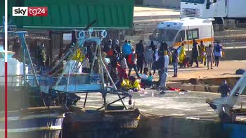 Lampedusa, barcone con 77 migranti arriva in porto