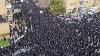 Israele, folla al funerale ortodosso nonostante il covid