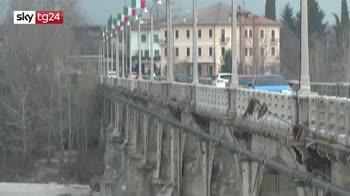 Treviso, si getta dal ponte col figlio: lei muore, bimbo è grave