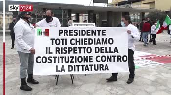 Sanremo, proteste davanti all'Ariston del movimento IoApro