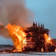 Russia, come buon augurio incendiato  "Castello del covid"