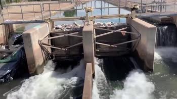 Arizona, auto resta incastrata nel canale dell'acqua