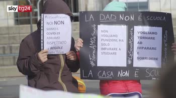 Alunni, genitori e insegnanti in piazza contro la Dad