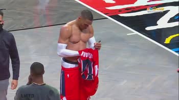 NBA: Russell Westbrook regala la maglia a Michael Jordan