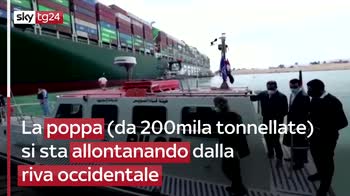 Canale Suez, portacontainer incagliata comincia a muoversi