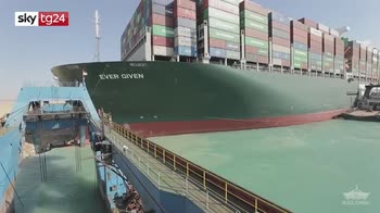 Suez, cargo disincagliato i canale torna navigabile