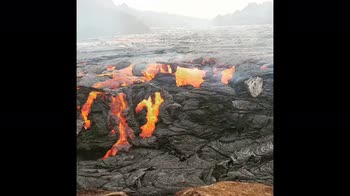 Islanda, il vento gelido soffia sopra la lava dell'eruzione