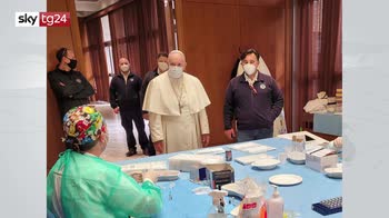 ERROR! Papa visita i clochard che vengono vaccinati dal Vaticano